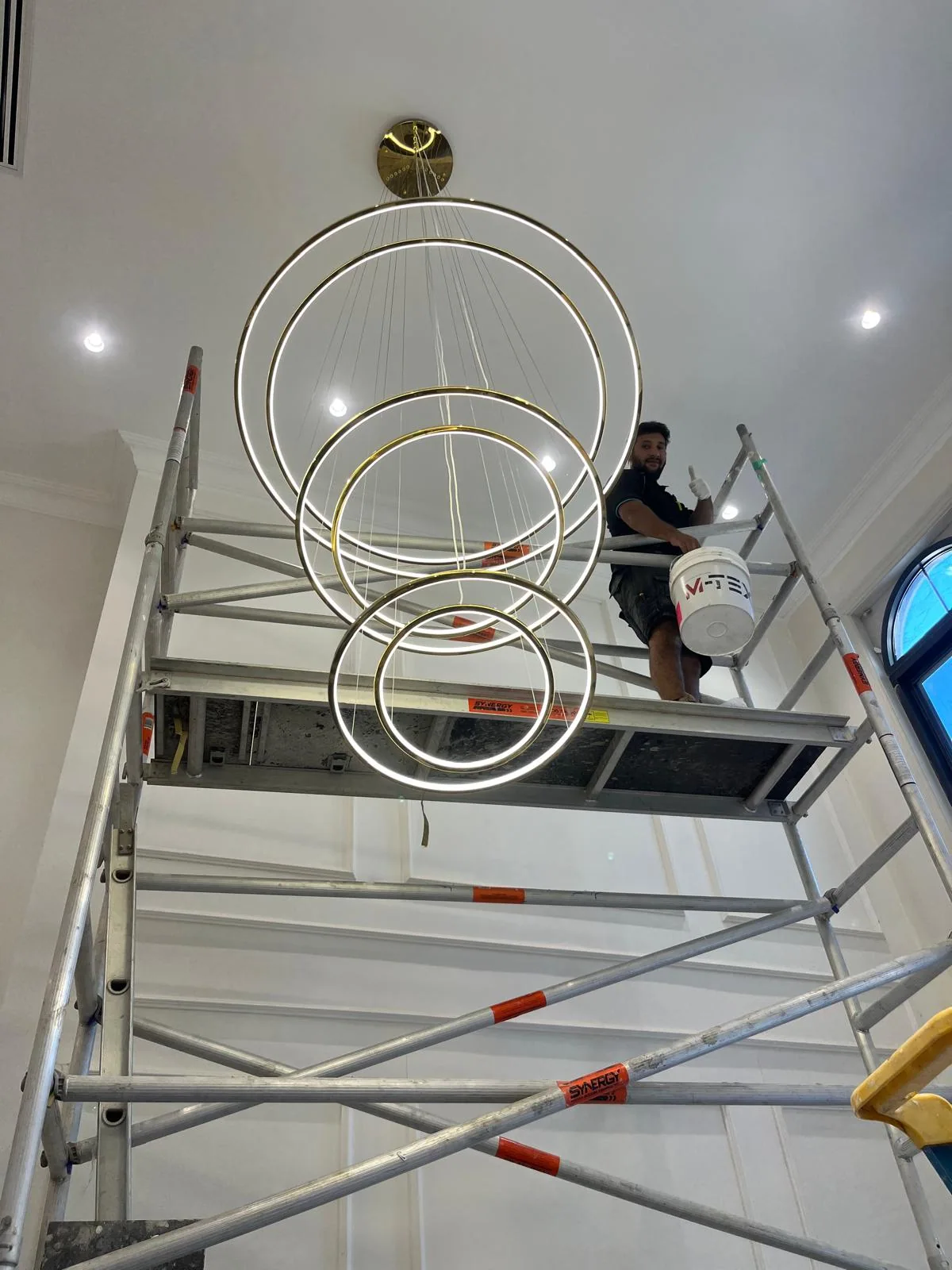Circular chandelier lighting